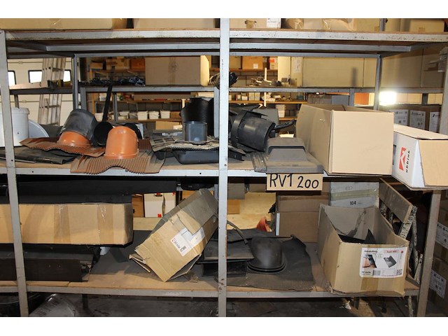 Dakgerelateerde producten in driedelige stelling w.o. dakdoorvoeren, ventilatiepannen, panhaken, flexibele ... - afbeelding 5 van  7