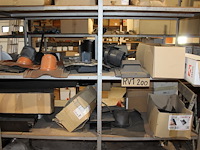 Dakgerelateerde producten in driedelige stelling w.o. dakdoorvoeren, ventilatiepannen, panhaken, flexibele ... - afbeelding 5 van  7