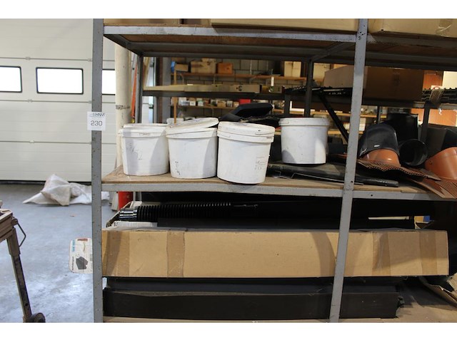 Dakgerelateerde producten in driedelige stelling w.o. dakdoorvoeren, ventilatiepannen, panhaken, flexibele ... - afbeelding 6 van  7
