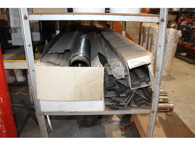 Dakgerelateerde producten in driedelige stelling w.o. dakdoorvoeren, ventilatiepannen, panhaken, flexibele ... - afbeelding 7 van  7