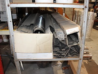 Dakgerelateerde producten in driedelige stelling w.o. dakdoorvoeren, ventilatiepannen, panhaken, flexibele ... - afbeelding 7 van  7