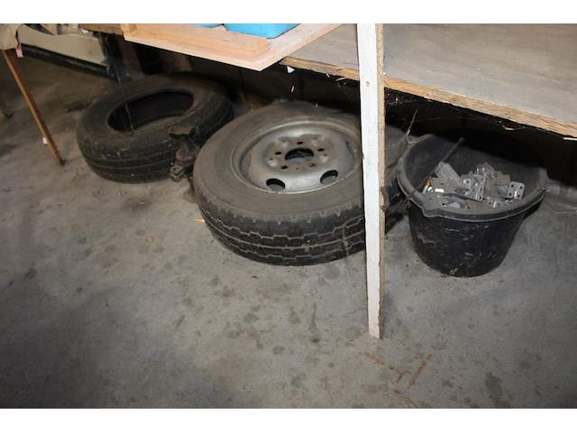 Dakgerelateerde producten in driedelige stelling w.o. vorstbeugels, kozijnpluggen, houtschroeven, betonschr... - afbeelding 2 van  10