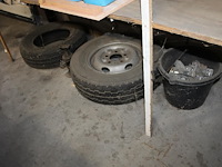 Dakgerelateerde producten in driedelige stelling w.o. vorstbeugels, kozijnpluggen, houtschroeven, betonschr... - afbeelding 2 van  10