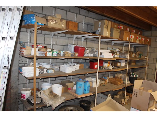 Dakgerelateerde producten in driedelige stelling w.o. vorstbeugels, kozijnpluggen, houtschroeven, betonschr... - afbeelding 1 van  10