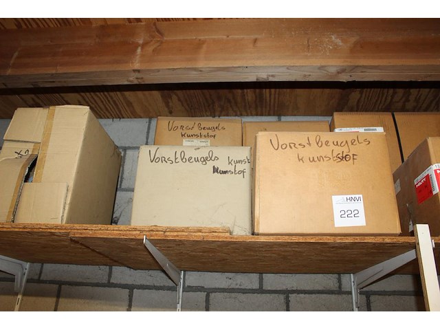 Dakgerelateerde producten in driedelige stelling w.o. vorstbeugels, kozijnpluggen, houtschroeven, betonschr... - afbeelding 3 van  10