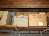 Dakgerelateerde producten in driedelige stelling w.o. vorstbeugels, kozijnpluggen, houtschroeven, betonschr... - afbeelding 3 van  10