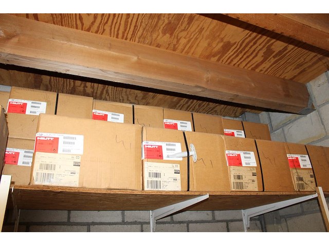 Dakgerelateerde producten in driedelige stelling w.o. vorstbeugels, kozijnpluggen, houtschroeven, betonschr... - afbeelding 4 van  10