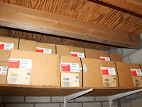 Dakgerelateerde producten in driedelige stelling w.o. vorstbeugels, kozijnpluggen, houtschroeven, betonschr... - afbeelding 4 van  10