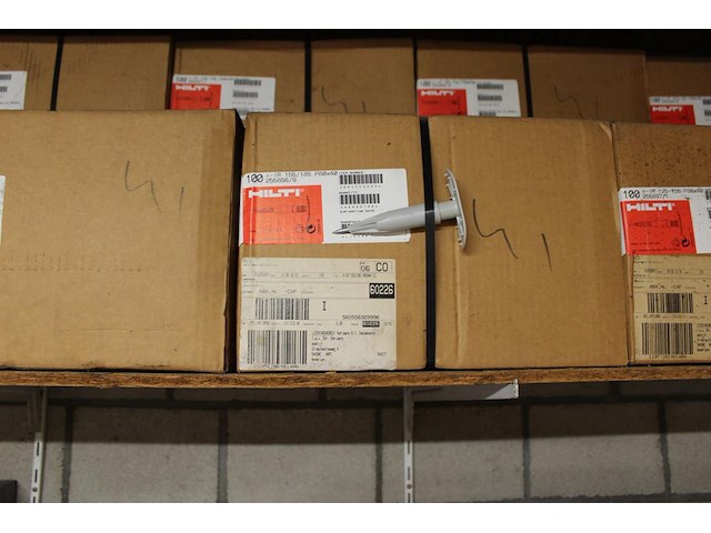 Dakgerelateerde producten in driedelige stelling w.o. vorstbeugels, kozijnpluggen, houtschroeven, betonschr... - afbeelding 5 van  10