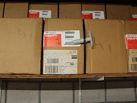 Dakgerelateerde producten in driedelige stelling w.o. vorstbeugels, kozijnpluggen, houtschroeven, betonschr... - afbeelding 5 van  10