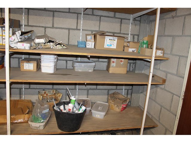 Dakgerelateerde producten in driedelige stelling w.o. vorstbeugels, kozijnpluggen, houtschroeven, betonschr... - afbeelding 6 van  10