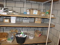 Dakgerelateerde producten in driedelige stelling w.o. vorstbeugels, kozijnpluggen, houtschroeven, betonschr... - afbeelding 6 van  10