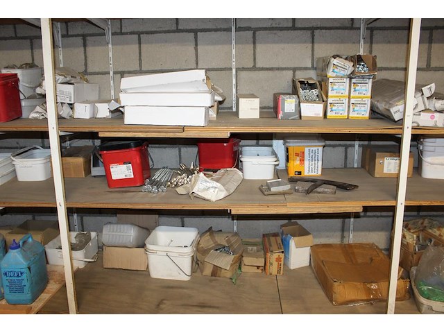 Dakgerelateerde producten in driedelige stelling w.o. vorstbeugels, kozijnpluggen, houtschroeven, betonschr... - afbeelding 7 van  10