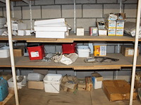 Dakgerelateerde producten in driedelige stelling w.o. vorstbeugels, kozijnpluggen, houtschroeven, betonschr... - afbeelding 7 van  10