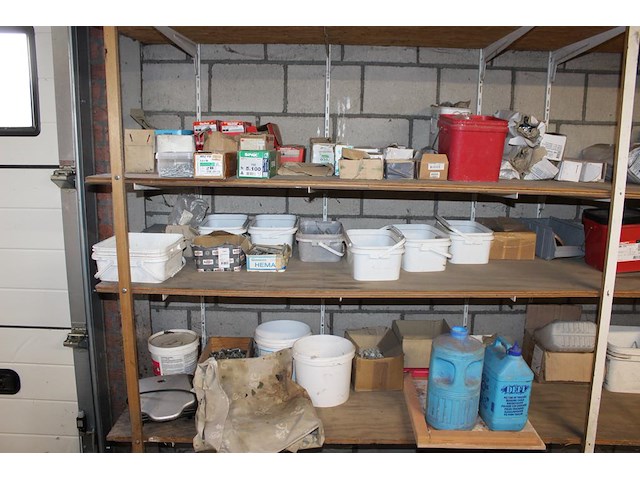 Dakgerelateerde producten in driedelige stelling w.o. vorstbeugels, kozijnpluggen, houtschroeven, betonschr... - afbeelding 8 van  10