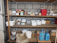 Dakgerelateerde producten in driedelige stelling w.o. vorstbeugels, kozijnpluggen, houtschroeven, betonschr... - afbeelding 8 van  10