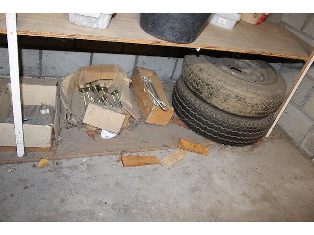 Dakgerelateerde producten in driedelige stelling w.o. vorstbeugels, kozijnpluggen, houtschroeven, betonschr... - afbeelding 9 van  10