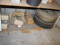 Dakgerelateerde producten in driedelige stelling w.o. vorstbeugels, kozijnpluggen, houtschroeven, betonschr... - afbeelding 9 van  10