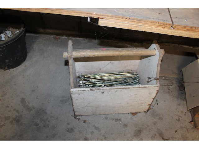 Dakgerelateerde producten in driedelige stelling w.o. vorstbeugels, kozijnpluggen, houtschroeven, betonschr... - afbeelding 10 van  10