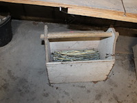 Dakgerelateerde producten in driedelige stelling w.o. vorstbeugels, kozijnpluggen, houtschroeven, betonschr... - afbeelding 10 van  10