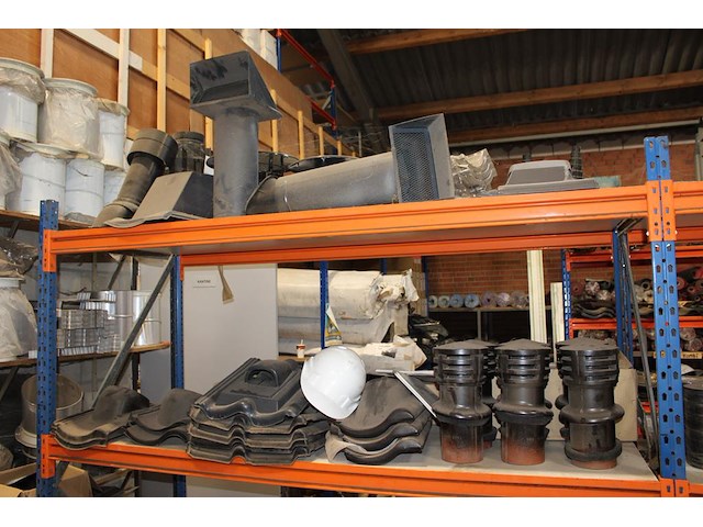 Dakgerelateerde producten in tweedelige- en wandstelling w.o. dakdoorvoeren, ventilatiepijp, epdm, loodverv... - afbeelding 3 van  6