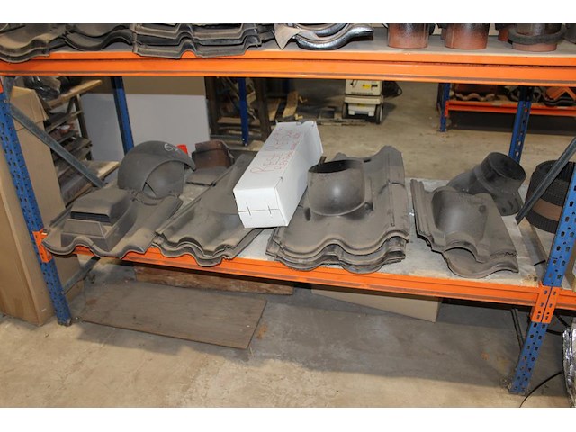 Dakgerelateerde producten in tweedelige- en wandstelling w.o. dakdoorvoeren, ventilatiepijp, epdm, loodverv... - afbeelding 4 van  6