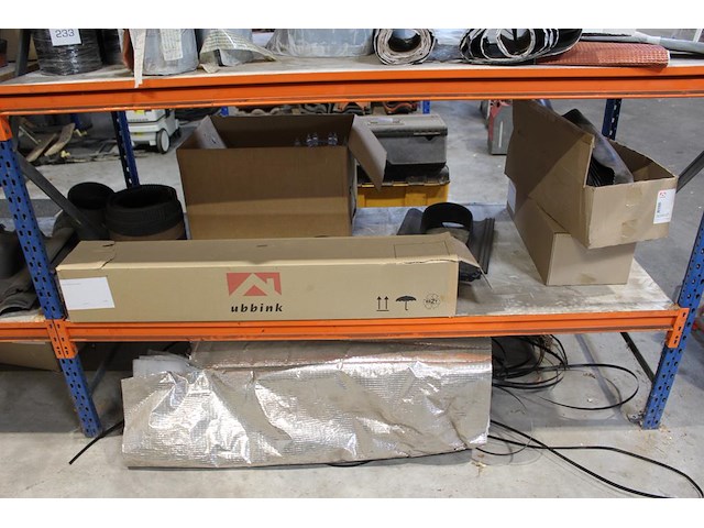 Dakgerelateerde producten in tweedelige- en wandstelling w.o. dakdoorvoeren, ventilatiepijp, epdm, loodverv... - afbeelding 5 van  6