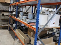 Dakgerelateerde producten in tweedelige- en wandstelling w.o. dakdoorvoeren, ventilatiepijp, epdm, loodverv... - afbeelding 6 van  6