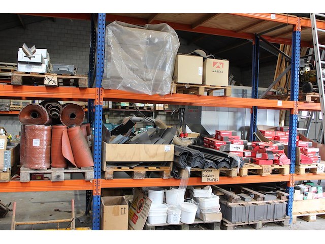 Dakgerelateerde producten op 6 pallets w.o. ubbink dakvoet profielen, ontluchtingsplaten, nagels, leistenen... - afbeelding 1 van  4