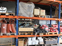 Dakgerelateerde producten op 6 pallets w.o. ubbink dakvoet profielen, ontluchtingsplaten, nagels, leistenen... - afbeelding 1 van  4