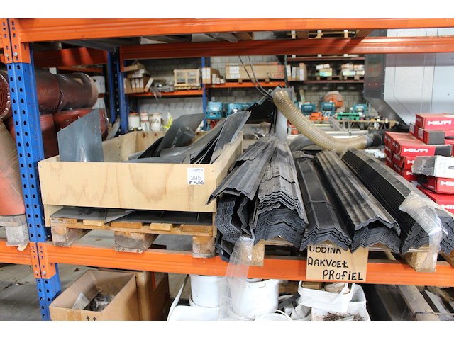 Dakgerelateerde producten op 6 pallets w.o. ubbink dakvoet profielen, ontluchtingsplaten, nagels, leistenen... - afbeelding 2 van  4