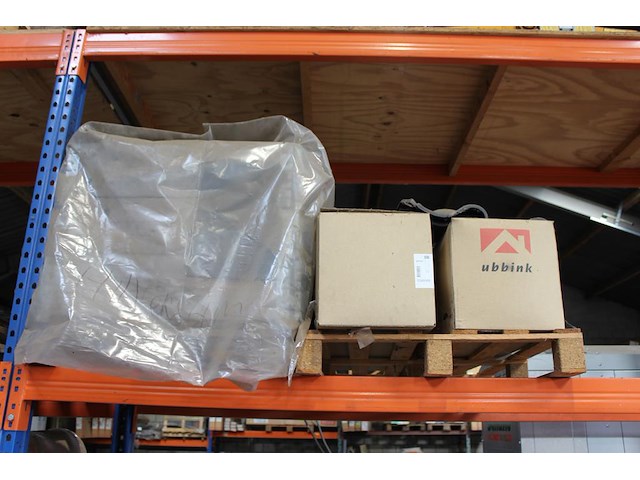 Dakgerelateerde producten op 6 pallets w.o. ubbink dakvoet profielen, ontluchtingsplaten, nagels, leistenen... - afbeelding 3 van  4