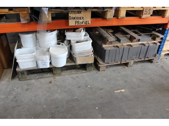 Dakgerelateerde producten op 6 pallets w.o. ubbink dakvoet profielen, ontluchtingsplaten, nagels, leistenen... - afbeelding 4 van  4