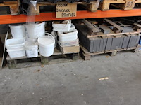 Dakgerelateerde producten op 6 pallets w.o. ubbink dakvoet profielen, ontluchtingsplaten, nagels, leistenen... - afbeelding 4 van  4