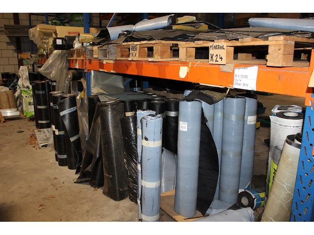 Dakleer in diverse uitvoeringen en kwaliteiten in vier stellingdelen. ruim 80 rollen en diverse stukken. - afbeelding 1 van  6