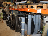 Dakleer in diverse uitvoeringen en kwaliteiten in vier stellingdelen. ruim 80 rollen en diverse stukken. - afbeelding 1 van  6