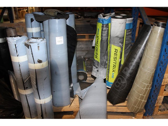 Dakleer in diverse uitvoeringen en kwaliteiten in vier stellingdelen. ruim 80 rollen en diverse stukken. - afbeelding 2 van  6