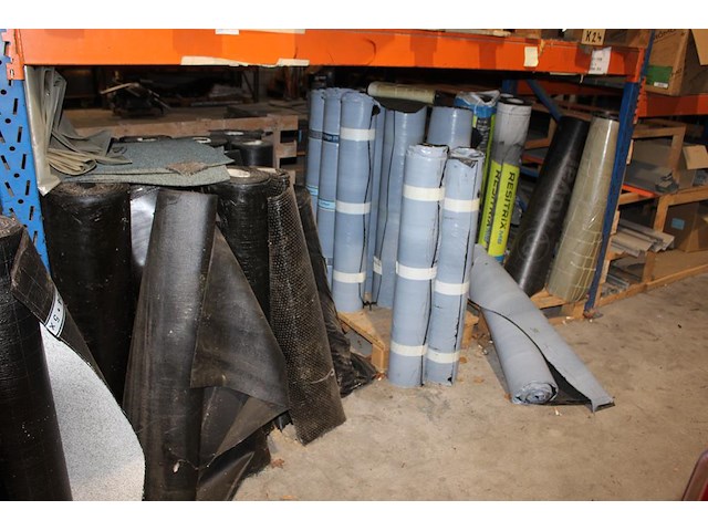 Dakleer in diverse uitvoeringen en kwaliteiten in vier stellingdelen. ruim 80 rollen en diverse stukken. - afbeelding 3 van  6