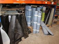 Dakleer in diverse uitvoeringen en kwaliteiten in vier stellingdelen. ruim 80 rollen en diverse stukken. - afbeelding 3 van  6