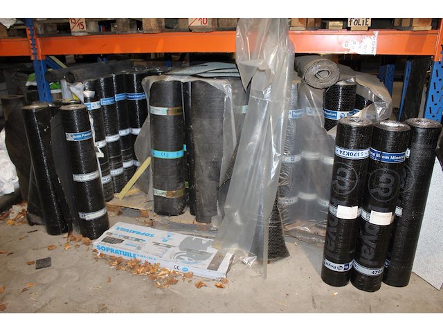 Dakleer in diverse uitvoeringen en kwaliteiten in vier stellingdelen. ruim 80 rollen en diverse stukken. - afbeelding 4 van  6