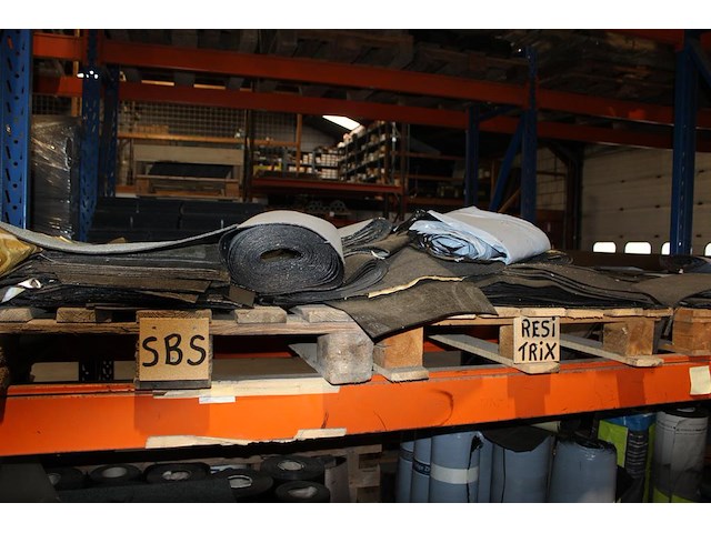 Dakleer in diverse uitvoeringen en kwaliteiten in vier stellingdelen. ruim 80 rollen en diverse stukken. - afbeelding 6 van  6