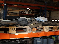 Dakleer in diverse uitvoeringen en kwaliteiten in vier stellingdelen. ruim 80 rollen en diverse stukken. - afbeelding 6 van  6