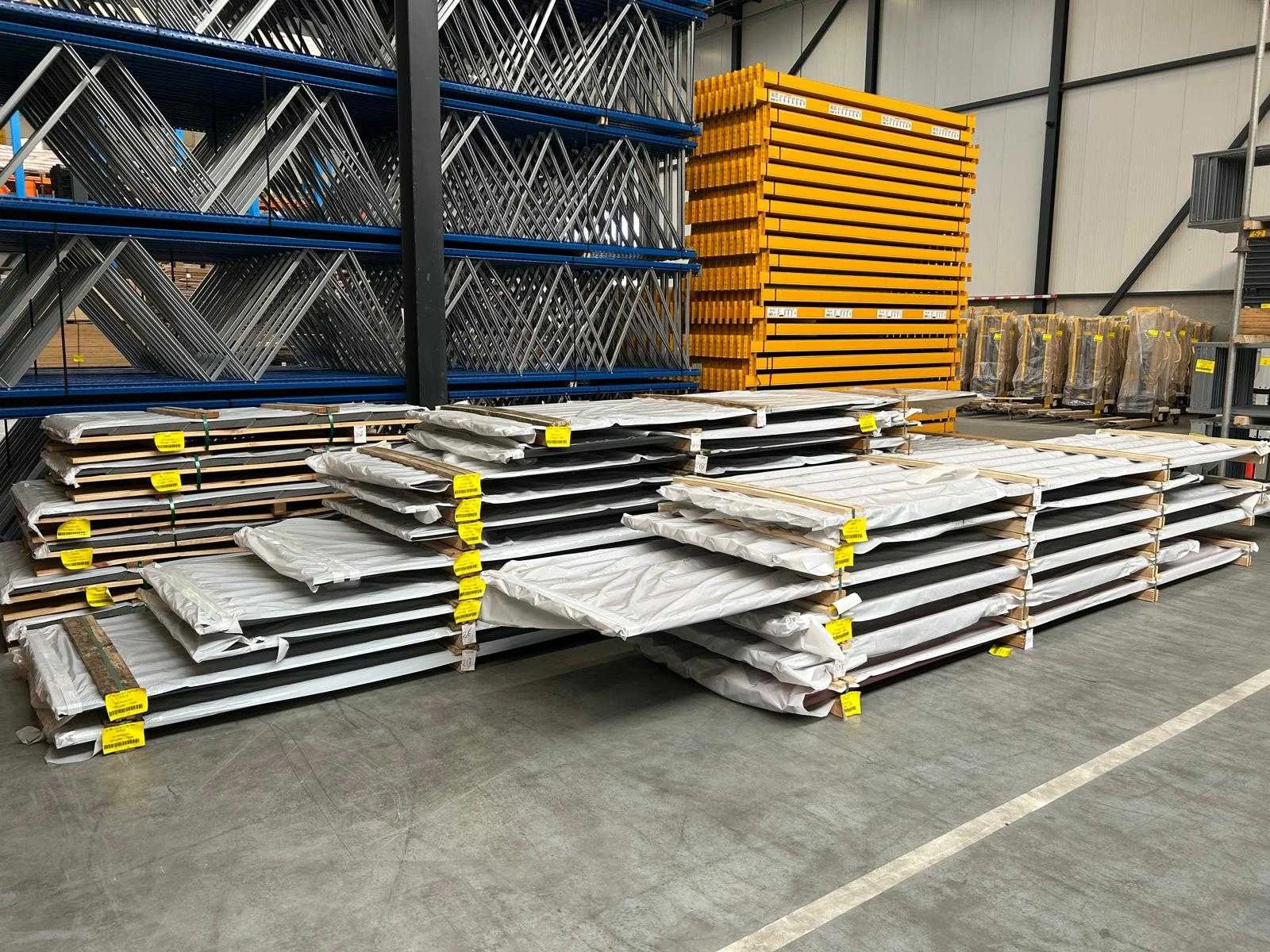 Dakleer, plaatmateriaal, machines en bouwmaterialen