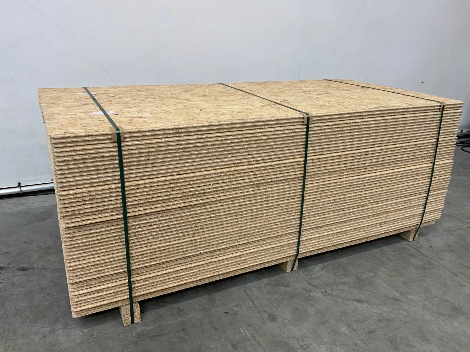 Dakleer, plaatmateriaal, tuinhout, tuinschermen, gereedschap en zakelijke goederen