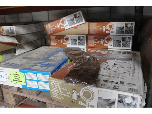 Dakmortel in diverse uitvoeringen in 12 dozen. - afbeelding 2 van  3