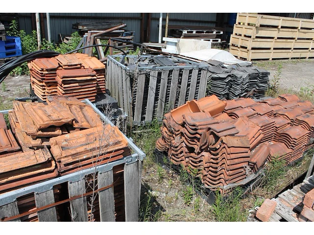 Dakpannen in diverse maten en uitvoeringen op 12 pallets. - afbeelding 1 van  2