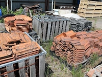 Dakpannen in diverse maten en uitvoeringen op 12 pallets. - afbeelding 1 van  2