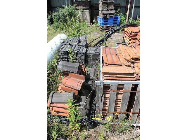 Dakpannen in diverse maten en uitvoeringen op 12 pallets. - afbeelding 2 van  2