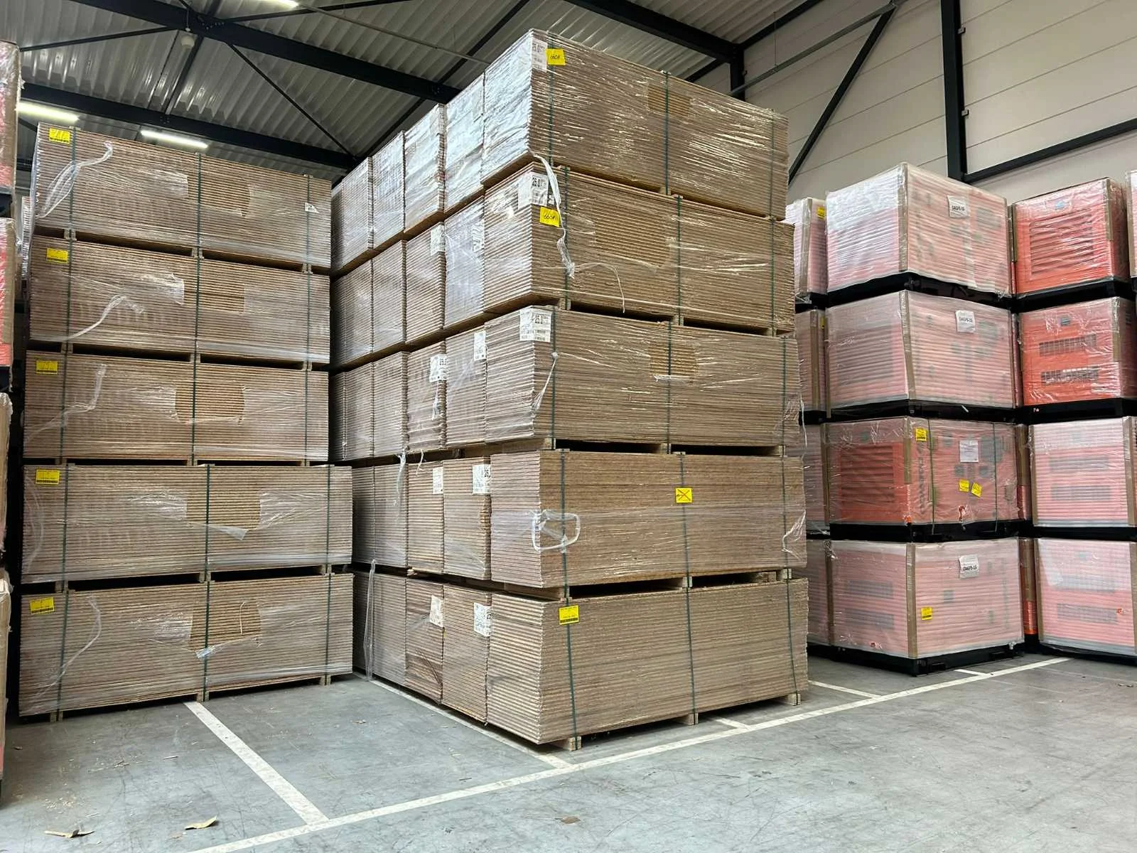Dakplaten, osb, balken, dakleer, vloerbedekking en machines