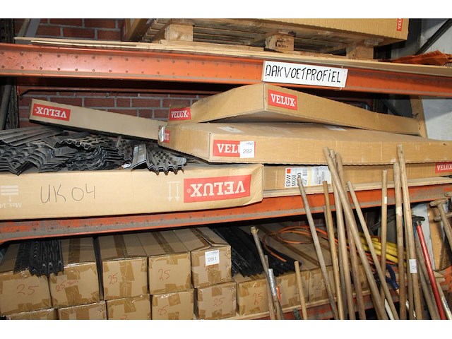 Dakraam onderdelen van o.a. velux en ubbink op twee stellingdelen. - afbeelding 1 van  4